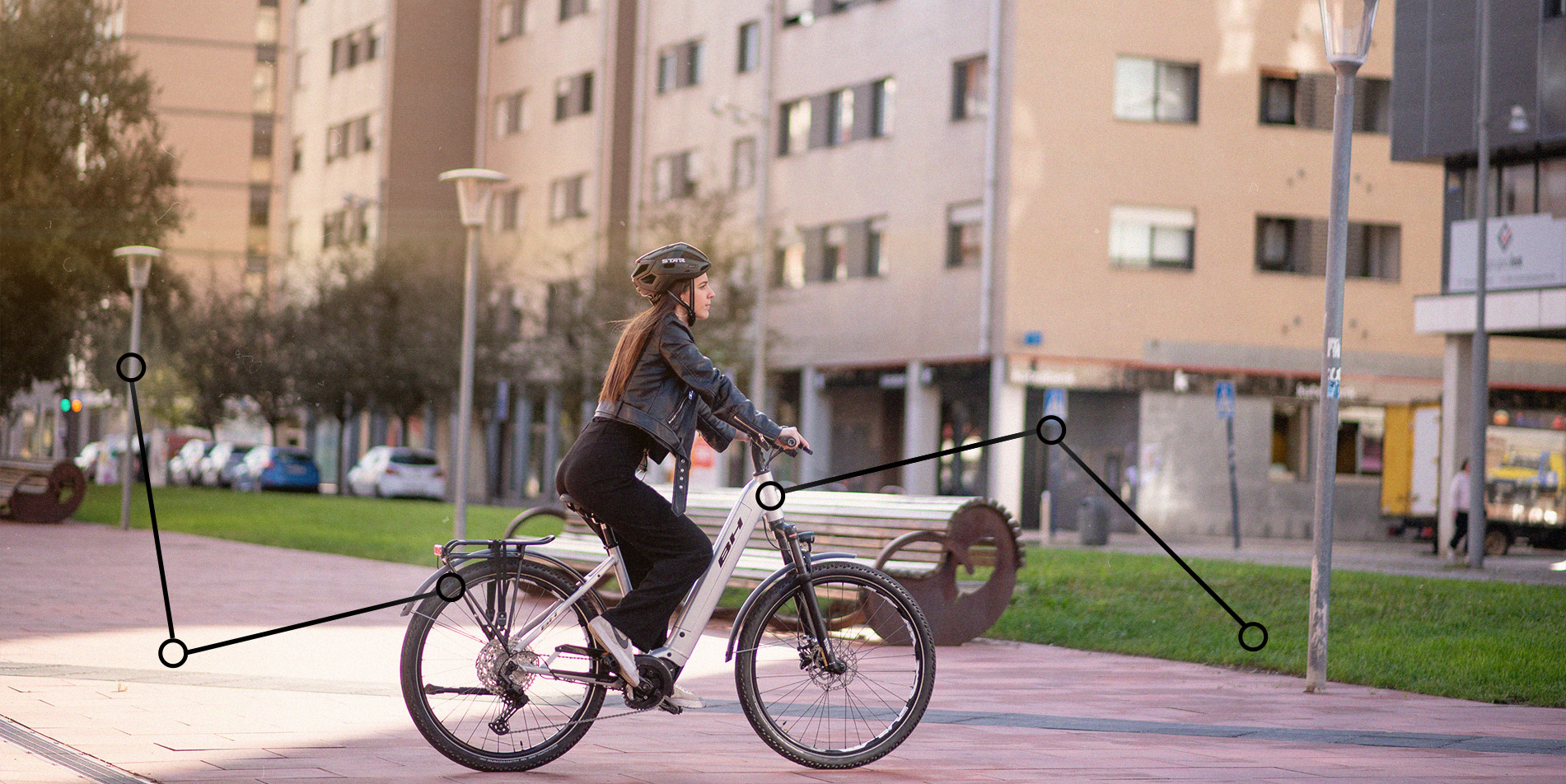 Cycliste sur e-bike urbain BH Atom en ville — LuxBikes