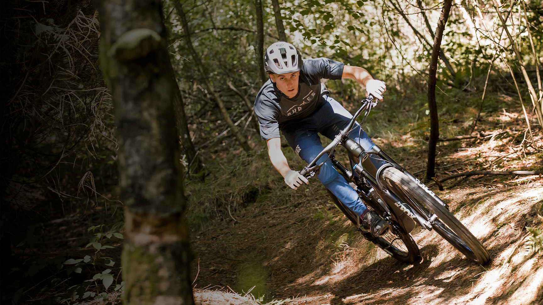 Rider e-MTB BH iLynx en virage sur single track — LuxBikes