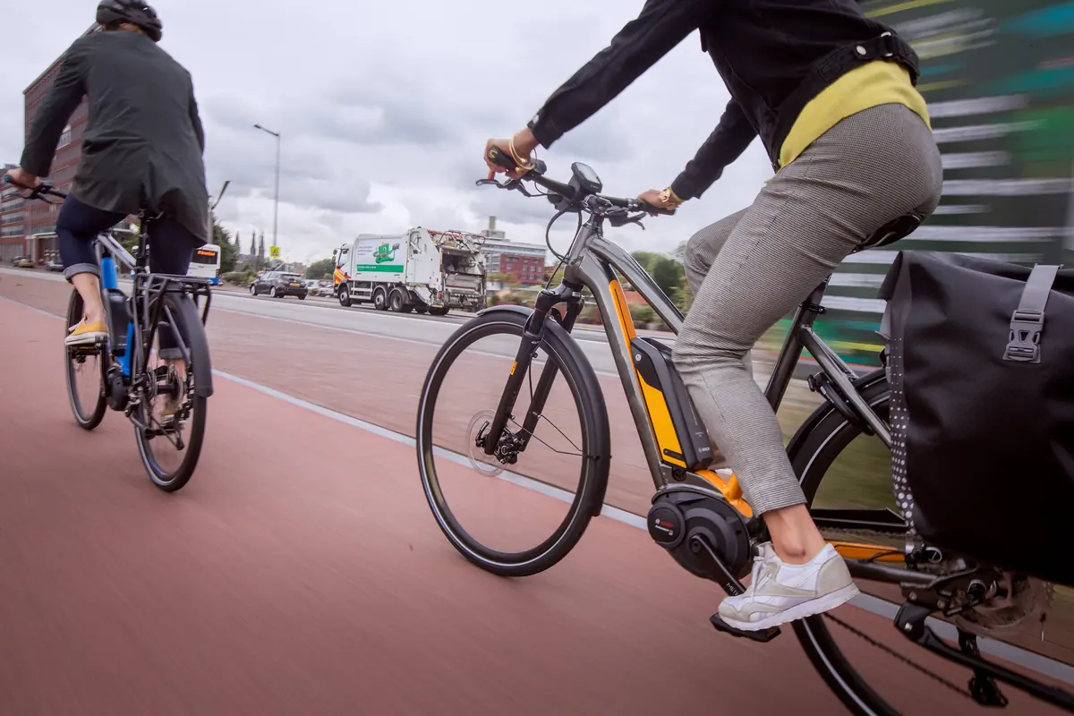 Couple sur e-bikes Cannondale en ville — LuxBikes Doncols