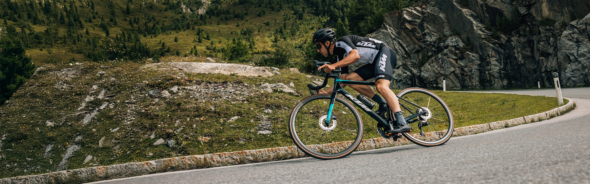 Cycliste route KTM Revelator en action sur col — LuxBikes