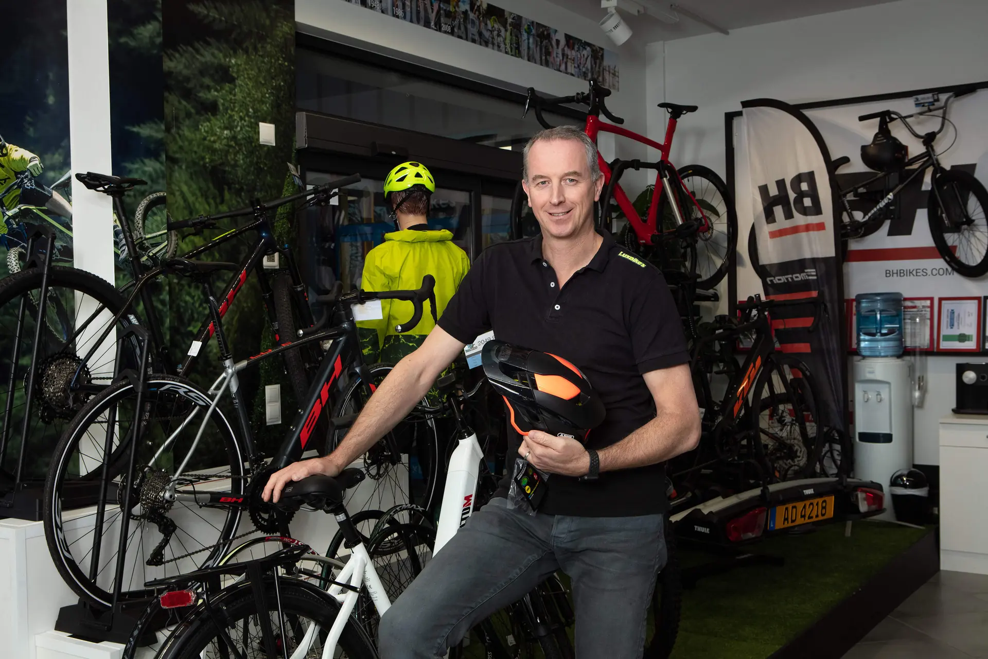Olivier, gérant de LuxBikes, dans le showroom devant les vélos BH — Bohey, Doncols